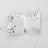 Vogel op sneeuwbijkantoor met kerst met bessen feestdagen kaart (Binnen)