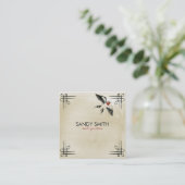 Vogel over beige achtergrond vierkante visitekaartje (Staand voorkant)