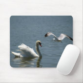 Vogel speelt met zwaan muismat (Met muis)