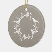 Vogeladewit op Neutrale Moderne Scandi Keramisch Ornament (Links)