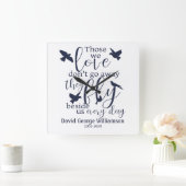 Vogelherdenking naast ons sympathie vierkante klok (Huis)