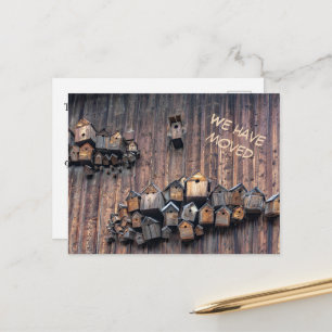 Vogelhuis op een houten muur, plezier dat we hebbe briefkaart