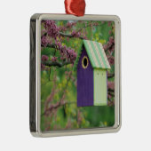 Vogelhuis op een roodbaars metalen ornament (Rechts)
