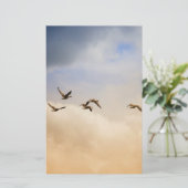 Vogelkoppel tijdens de vlucht briefpapier (Staand voorkant)