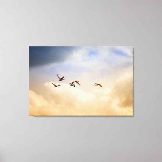 Vogelkoppel tijdens de vlucht canvas afdruk (Voorkant)