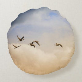 Vogelkoppel tijdens de vlucht rond kussen