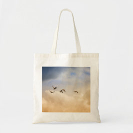 Vogelkoppel tijdens de vlucht tote bag