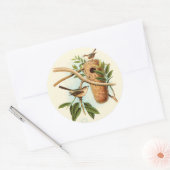 Vogelpaar op een nestveld op een tak ronde sticker (Envelop)