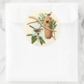 Vogelpaar op een nestveld op een tak ronde sticker (Tas)