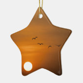 Vogels die in de zon vliegen keramisch ornament (Links)