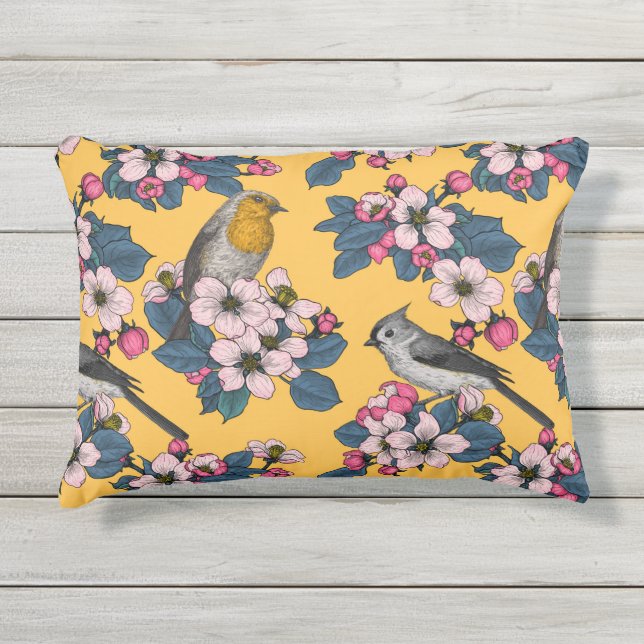 Vogels en bloesems op geel buitenkussen (Voorkant)