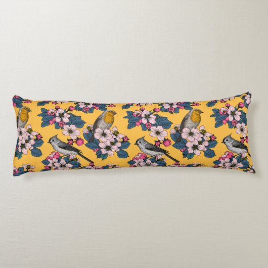 Vogels en bloesems op geel lichaamskussen (Achterkant)