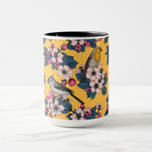 Vogels en bloesems op geel mok (Midden)