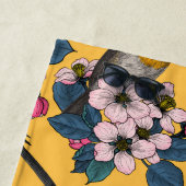 Vogels en bloesems op geel strandlaken (In situ)