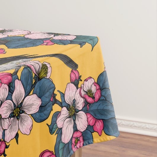 Vogels en bloesems op geel tafelkleed (Voorbeeld)