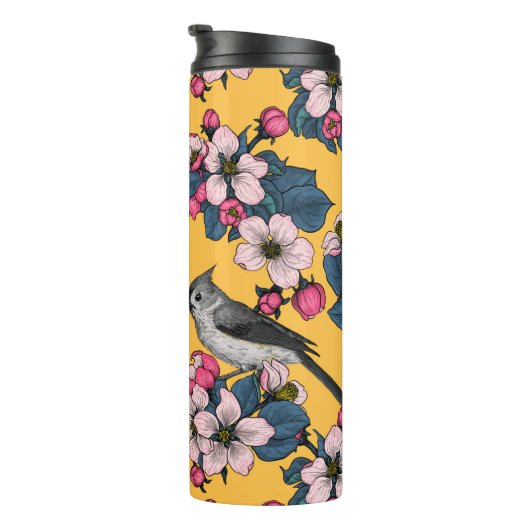 Vogels en bloesems op geel thermosbeker (Geroteerd rechts)