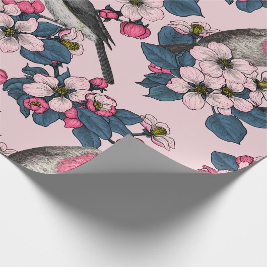 Vogels en bloesems op roze cadeaupapier (Hoek)