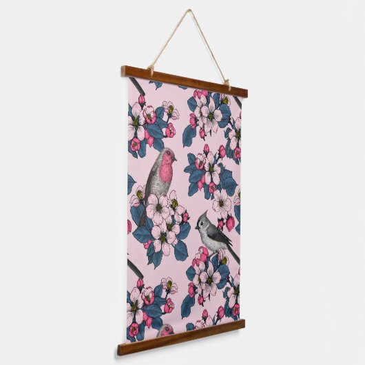 Vogels en bloesems op roze hangend wandkleed (Gebogen)