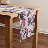 Vogels en bloesems op roze korte tafelloper (Voorbeeld)