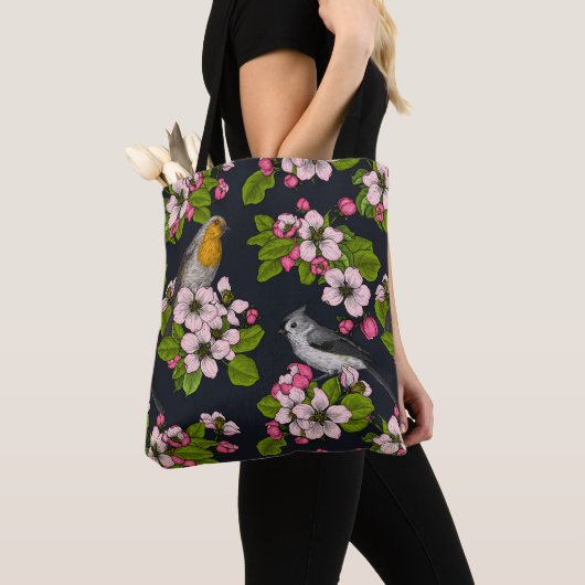 Vogels en bloesems, zwart tote bag (Dichtbij)