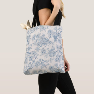 Vogels en kersenbloesem in blauw en gebroken wit tote bag