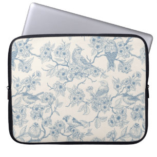 Vogels en kersenbloesem in blauw en wit laptop sleeve