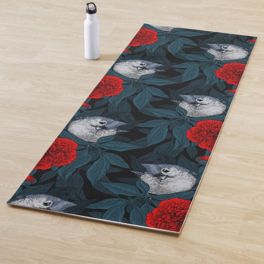 Vogels en rode pioenbloemen met blauwe bladeren yogamat (In situ)