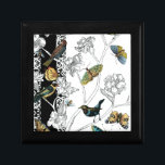 Vogels en vlinder op een zwarte en witte achtergro cadeaudoosje<br><div class="desc">Kunstenaar Chariklia Zarris is een getalenteerde schilder en ontwerper. Ze schildert graag vogels en wilde dieren en dit afbeelding is geen uitzondering. De levendige kleuren van vogels en vlinders worden nog versterkt door de zwarte en witte takken op de achtergrond.</div>