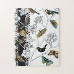 Vogels en vlinder op een zwarte en witte achtergro legpuzzel<br><div class="desc">Kunstenaar Chariklia Zarris is een getalenteerde schilder en ontwerper. Ze schildert graag vogels en wilde dieren en dit afbeelding is geen uitzondering. De levendige kleuren van vogels en vlinders worden nog versterkt door de zwarte en witte takken op de achtergrond.</div>
