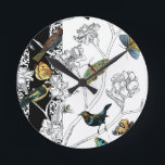 Vogels en vlinder op een zwarte en witte achtergro ronde klok<br><div class="desc">Kunstenaar Chariklia Zarris is een getalenteerde schilder en ontwerper. Ze schildert graag vogels en wilde dieren en dit afbeelding is geen uitzondering. De levendige kleuren van vogels en vlinders worden nog versterkt door de zwarte en witte takken op de achtergrond.</div>