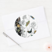 Vogels en vlinder op een zwarte en witte achtergro ronde sticker (Envelop)