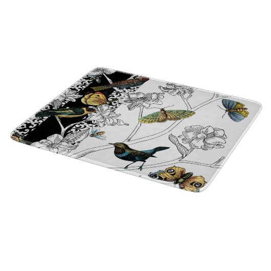 Vogels en vlinder op een zwarte en witte achtergro snijplank (Hoek)