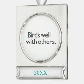 Vogels goed met anderen verzilverd banner ornament (Links)