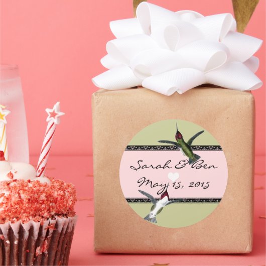 Vogels grazen met vleugels ronde sticker (Feest)