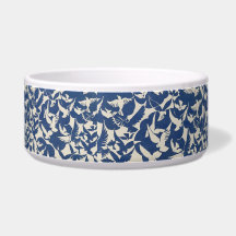 Vogels in de blauwe en witte kom van het huiswater