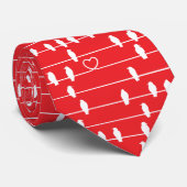 Vogels in een draad met een romantische twist. RED Stropdas (Opgerold)