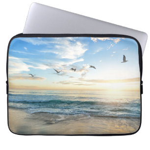 Vogels in vlucht boven de oceaan laptop sleeve