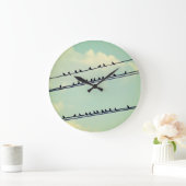 Vogels op draden,  blauwe lucht. grote klok (Huis)