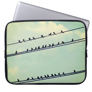 Vogels op draden,  blauwe lucht. laptop sleeve