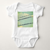 Vogels op draden, blauwe lucht. romper (Voorkant)