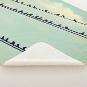 Vogels op draden,  blauwe lucht. sherpa deken (3/4)