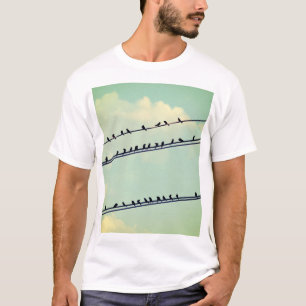 Vogels op draden,  blauwe lucht. t-shirt