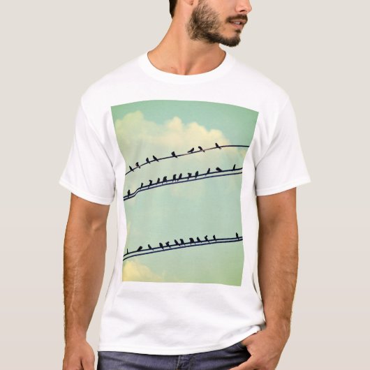 Vogels op draden, blauwe lucht. t-shirt (Voorkant)