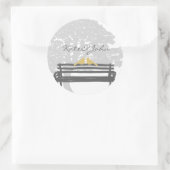 Vogels op een parkbank ronde sticker (Tas)