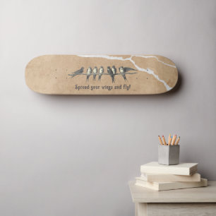 Vogels op gebarsten oppervlak, beige bruin en teks persoonlijk skateboard