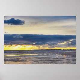 Vogels verzamelen zich bij zonsopgang op een stran poster