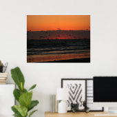 Vogels vliegen boven de zonsopgang van de oceaan poster (Thuiskantoor)
