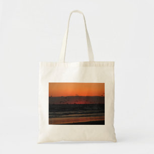 Vogels vliegen boven de zonsopgang van de oceaan tote bag