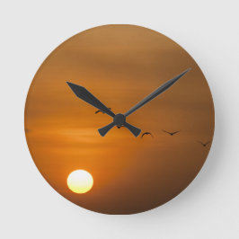 Vogels vliegen in zonsondergang ronde klok