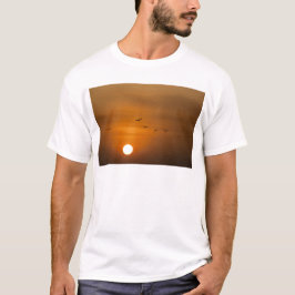 Vogels vliegen in zonsondergang t-shirt